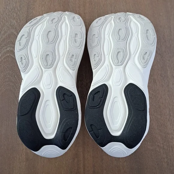 New Balance Fresh Foam x More V5 Sneaker - Color: White - Size: Women 6.5 - Picture 8 of 9